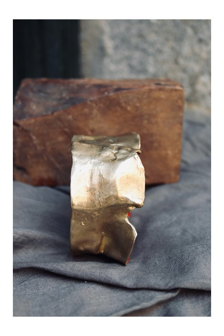 Brazalete rústico en latón. Hecho artesanalmente por Sandra Bellew.