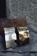 Brazalete rústico en latón y en plata. Hecho artesanalmente por Sandra Bellew.