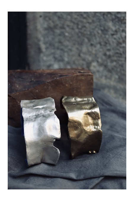 Brazalete rústico en latón y en plata. Hecho artesanalmente por Sandra Bellew.