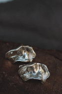 Pendientes rústicos en plata. Hechos en España por Sandra Bellew.