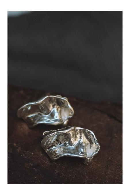 Pendientes rústicos en plata. Hechos en España por Sandra Bellew.