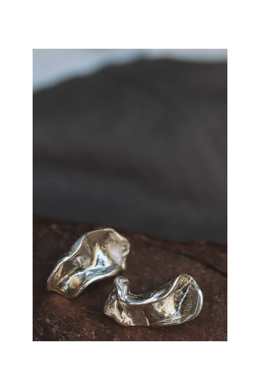 Pendientes rústicos en plata. Hechos en España por Sandra Bellew.