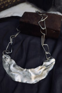 Gargantilla de plata con textura irregular. Hecha artesanalmente en España por Sandra Bellew