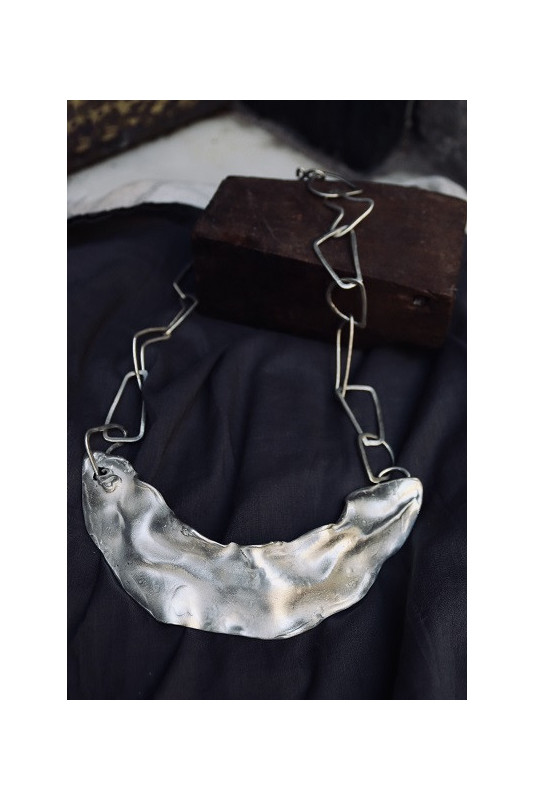 Gargantilla de plata con textura irregular. Hecha artesanalmente en España por Sandra Bellew