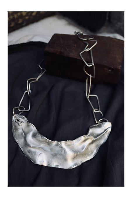 Gargantilla de plata con textura irregular. Hecha artesanalmente en España por Sandra Bellew