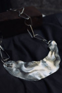 Gargantilla de plata con textura irregular. Hecha artesanalmente en España por Sandra Bellew