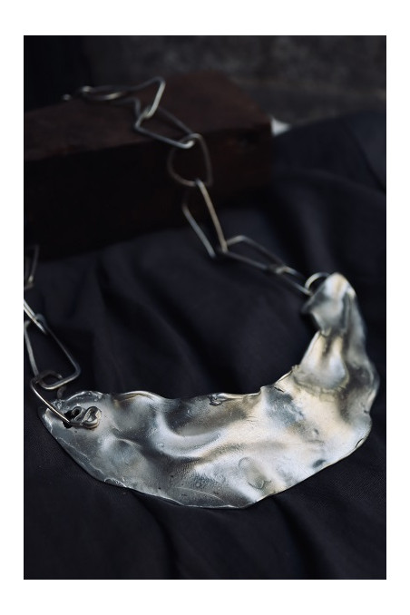 Gargantilla de plata con textura irregular. Hecha artesanalmente en España por Sandra Bellew