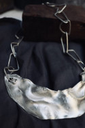 Gargantilla de plata con textura irregular. Hecha artesanalmente en España por Sandra Bellew