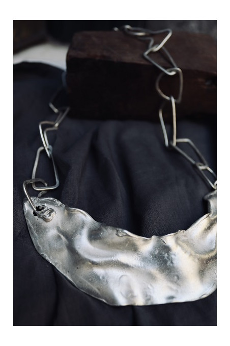 Gargantilla de plata con textura irregular. Hecha artesanalmente en España por Sandra Bellew