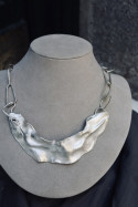Gargantilla de plata con textura irregular. Hecha artesanalmente en España por Sandra Bellew