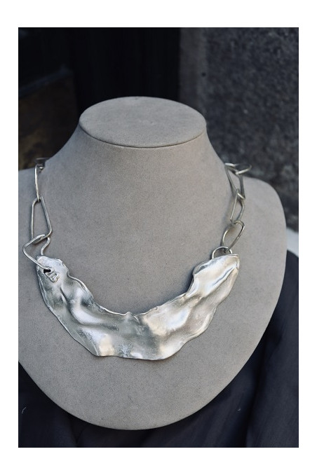 Gargantilla de plata con textura irregular. Hecha artesanalmente en España por Sandra Bellew