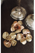 Colgante y Broche con forma de flor en latón. Hecho artesanalmente por Sandra Bellew.