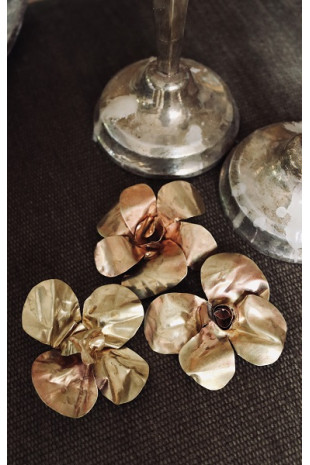 Colgante y Broche con forma de flor en latón. Hecho artesanalmente por Sandra Bellew.