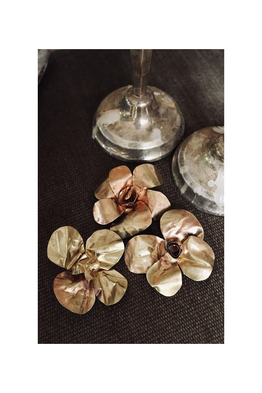 Colgante y Broche con forma de flor en latón. Hecho artesanalmente por Sandra Bellew.