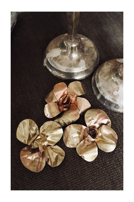 Colgante y Broche con forma de flor en latón. Hecho artesanalmente por Sandra Bellew.