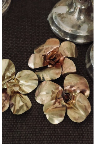 Colgante y Broche con forma de flor en latón. Hecho artesanalmente por Sandra Bellew.