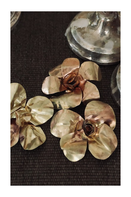 Colgante y Broche con forma de flor en latón. Hecho artesanalmente por Sandra Bellew.