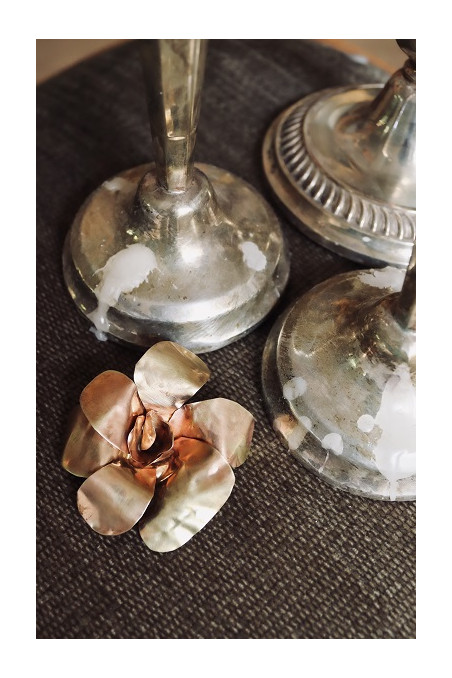 Colgante y Broche con forma de flor en latón. Hecho artesanalmente por Sandra Bellew.