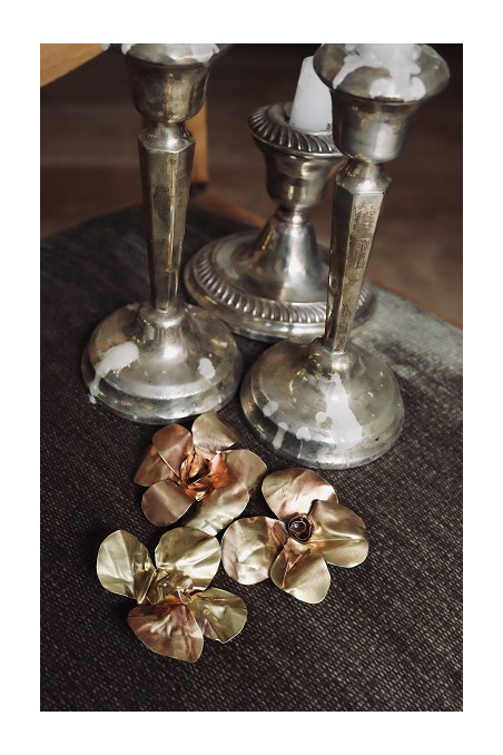Colgante y Broche con forma de flor en latón. Hecho artesanalmente por Sandra Bellew.