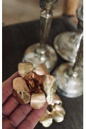 Colgante y Broche con forma de flor en latón. Hecho artesanalmente por Sandra Bellew.