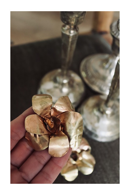 Colgante y Broche con forma de flor en latón. Hecho artesanalmente por Sandra Bellew.