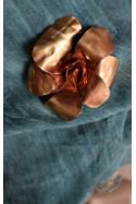 Colgante y Broche con forma de flor en latón. Hecho artesanalmente por Sandra Bellew.