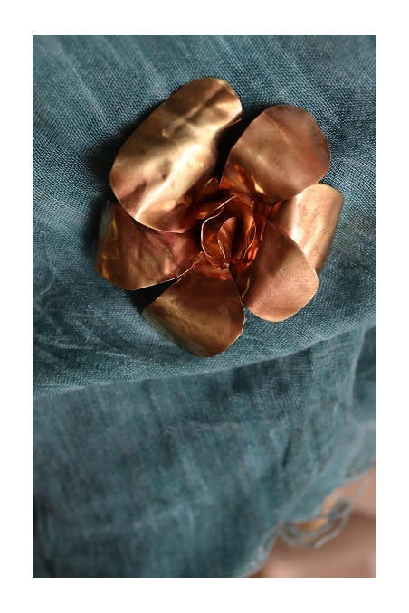 Colgante y Broche con forma de flor en latón. Hecho artesanalmente por Sandra Bellew.
