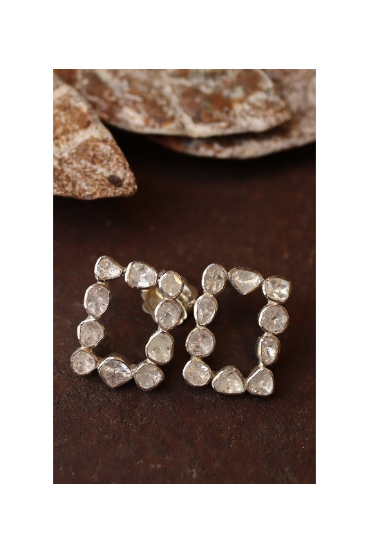 Pendientes rectangulares de diamantes y plata.