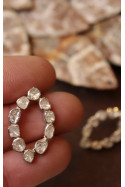 Pendiente con forma de óvalo apuntado de diamantes y plata.