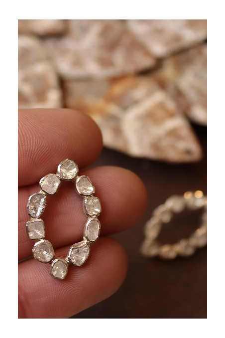 Pendiente con forma de óvalo apuntado de diamantes y plata.