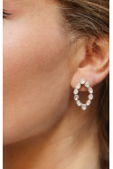 Pendiente con forma de óvalo apuntado de diamantes y plata.