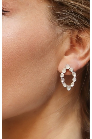 Pendiente con forma de óvalo apuntado de diamantes y plata.