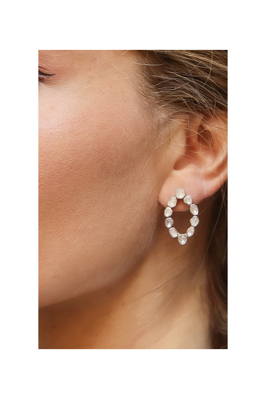Pendiente con forma de óvalo apuntado de diamantes y plata.