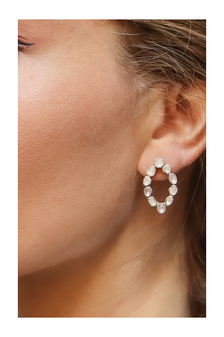 Pendiente con forma de óvalo apuntado de diamantes y plata.