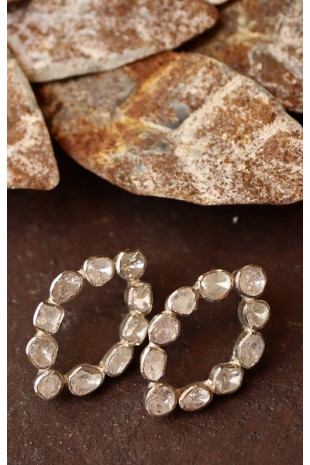 Pendiente con forma de óvalo apuntado de diamantes y plata.