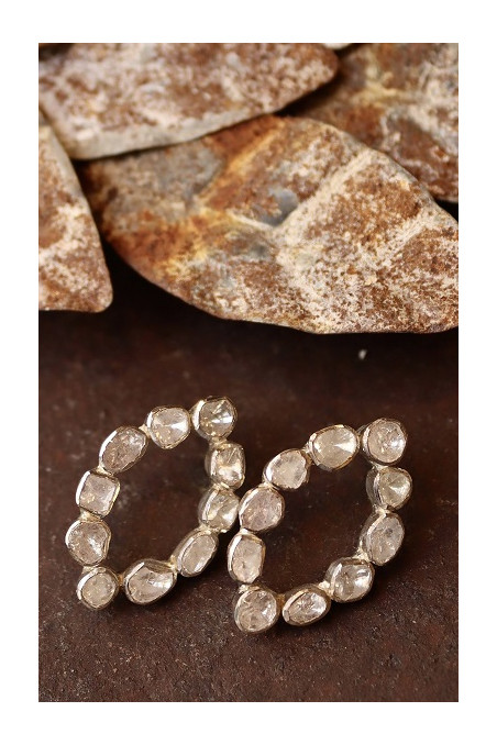 Pendiente con forma de óvalo apuntado de diamantes y plata.