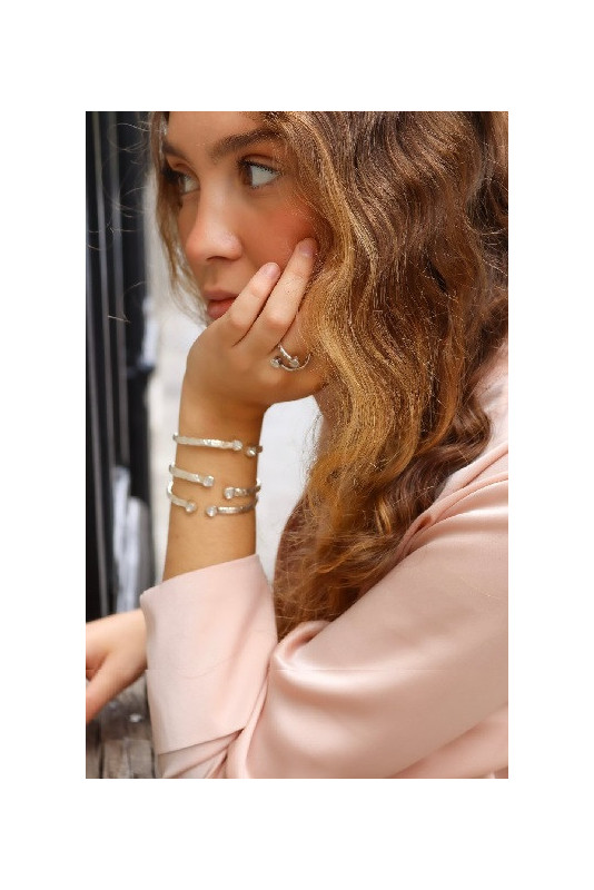 Brazalete luna plata con diamantes en bruto.