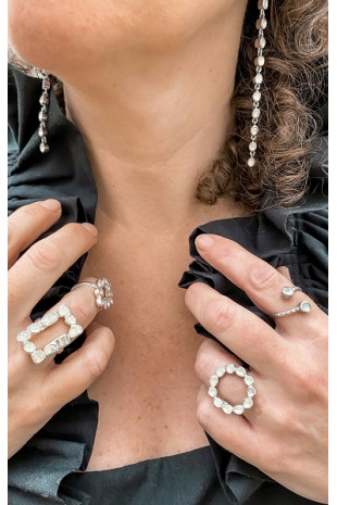 Anillo con forma óvalo apuntado de diamantes y plata.
