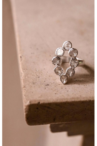 Anillo con forma óvalo apuntado de diamantes y plata.