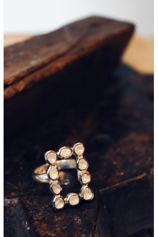 Anillo rectangular de diamantes y plata.