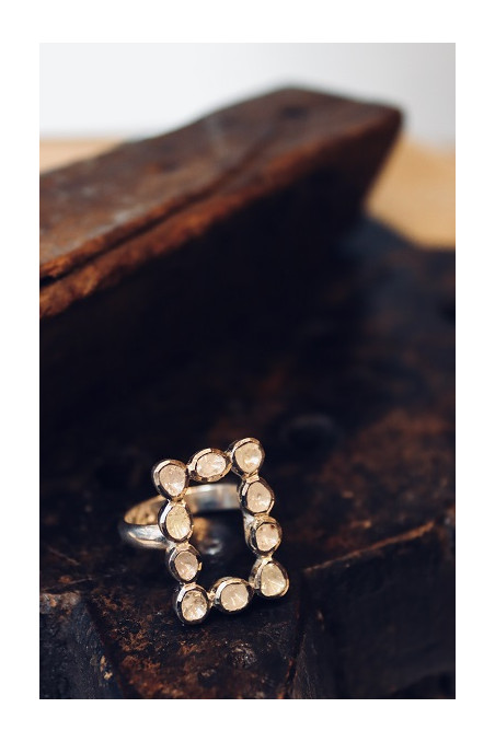 Anillo rectangular de diamantes y plata.