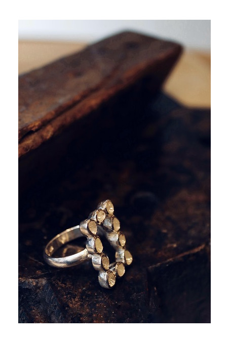 Anillo rectangular de diamantes y plata.