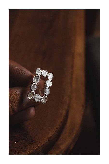 Anillo rectangular de diamantes y plata.