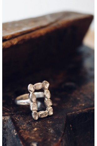 Anillo rectangular de diamantes y plata.