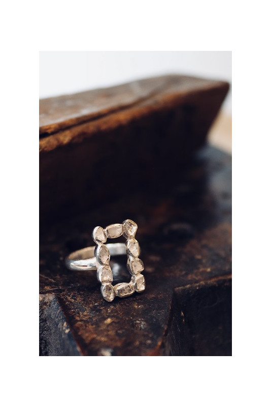 Anillo rectangular de diamantes y plata.
