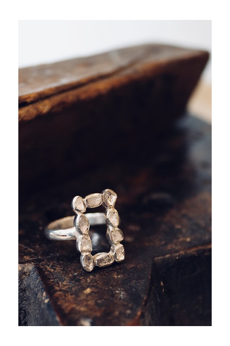 Anillo rectangular de diamantes y plata.