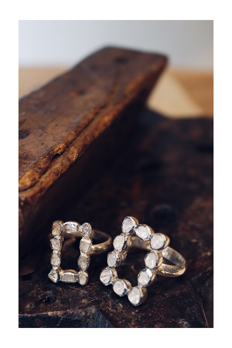 Anillo rectangular de diamantes y plata.