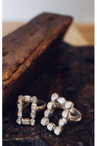 Anillo rectangular de diamantes y plata.