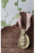Medalla rústica del Angelito de la Guarda en latón. Hecha artesanalmente por Sandra Bellew.