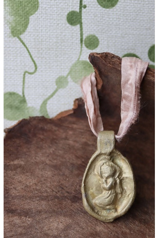 Medalla rústica del Angelito de la Guarda en latón. Hecha artesanalmente por Sandra Bellew.